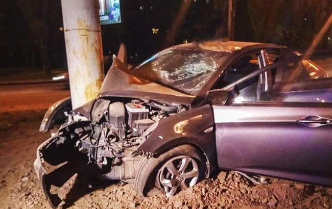 У Києві вночі автомобіль в'їхав в опору, постраждало 4 людини