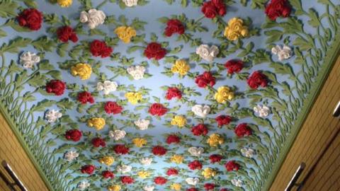 Шматочок Криму: у Києві з'явилася незвичайна арка з трояндами