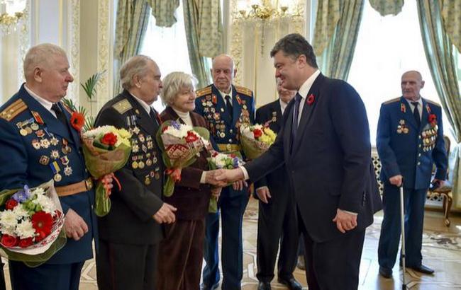Порошенко 9 мая наградил ветеранов медалью "70 лет Победы над нацизмом"