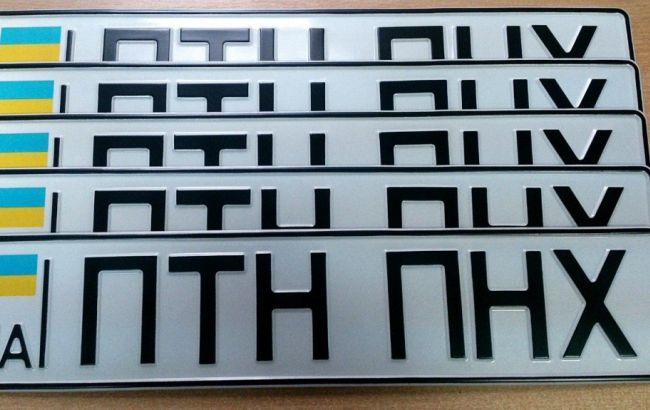 Аваков заборонив патріотичні наклейки на автономерах