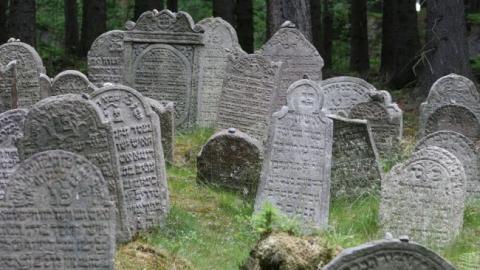 В Бабьем Яру презентовали уникальный для Украины проект Лапидария из могильных плит