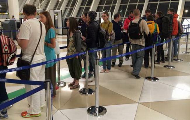 Евакуйовані з Непалу українці проходять паспортний контроль в Баку, - МЗС