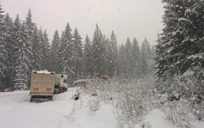 Снігопади в Україні: в Карпатах з-за снігу застрягли туристи