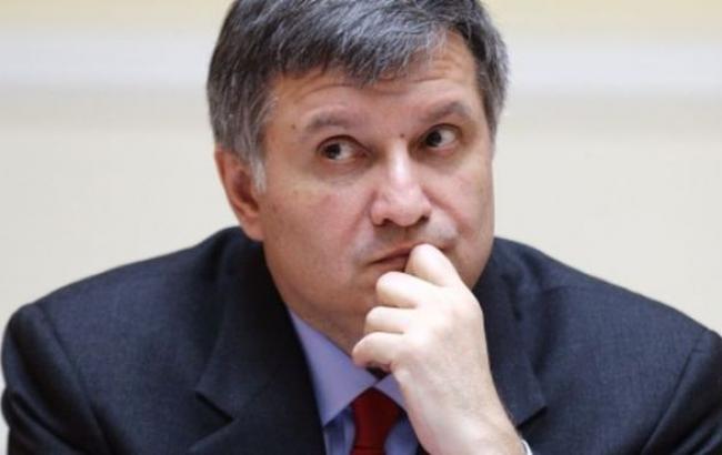 Аваков разрешит постовым стрелять на поражение в любого, кто наводит на них оружие