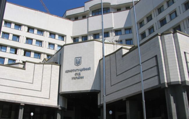 Нардепи просять КСУ перевірити закони про декомунізацію