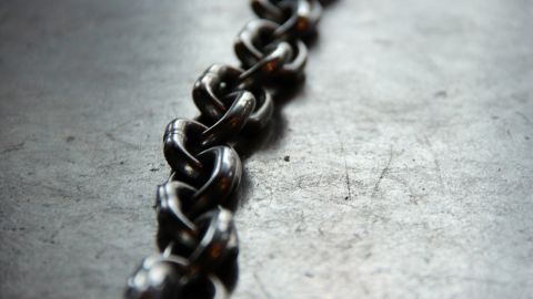 У Кирилівці жінка тримала дитину на ланцюгу: відео шокувало мережу