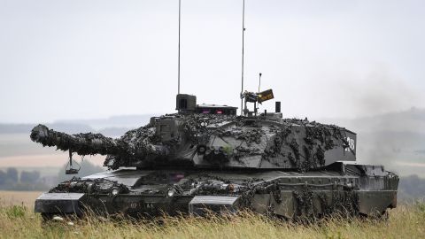Українські військові закінчили навчання на танках Challenger 2 у Британії