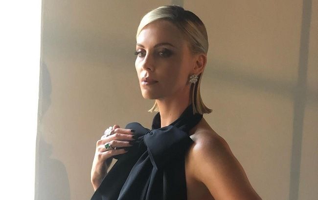 Не насмотреться! 44-летняя Шарлиз Терон восхитила идеальной фигурой в роскошном платье Givenchy