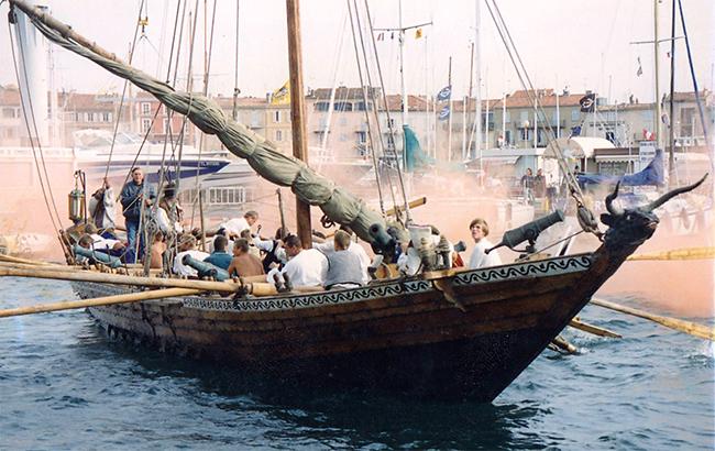 У Запоріжжі відреставрували легендарну козацьку чайку (відео)