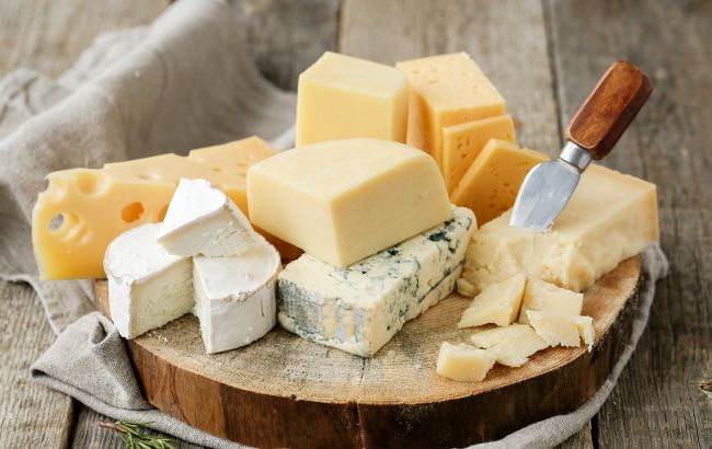 В Україні ціни на сир продовжують стрімко зростати: названа причина і що буде далі