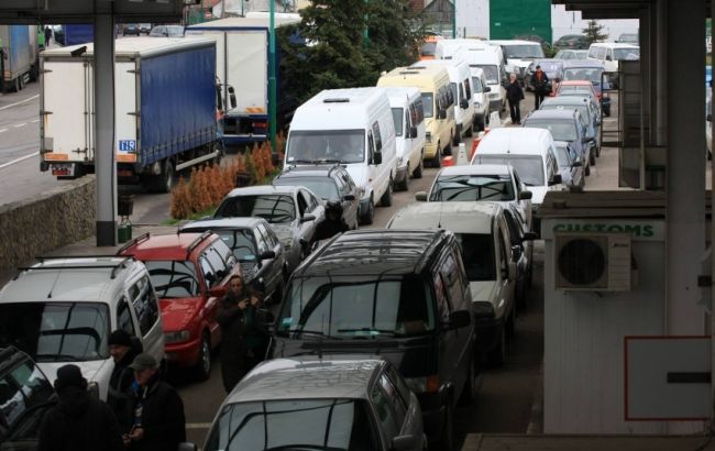 На західних кордонах України в чергах простоює близько 400 авто