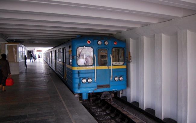 У Києві пасажир впав під поїзд на станції метро "Чернігівська"