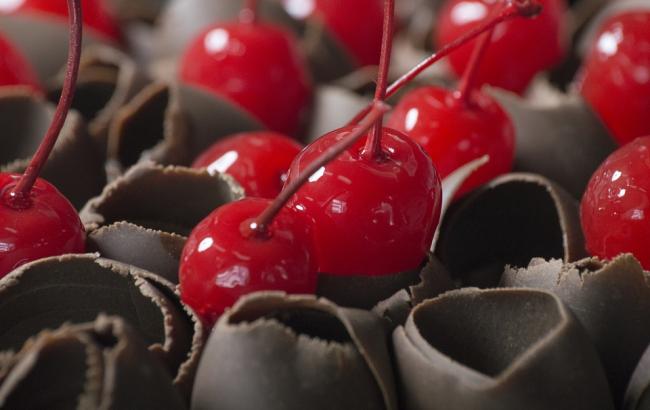 В центре Киева банда из 30 мужчин в масках украла сладости