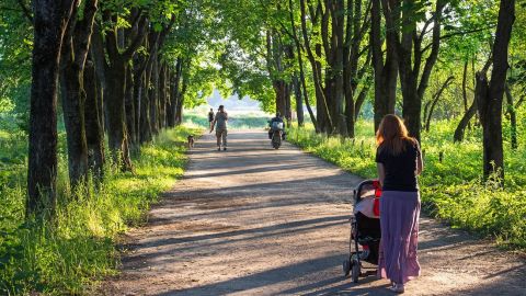 Засыпала на ходу: жителей Одессы шокировала "обдолбанная" девушка с младенцем (видео)