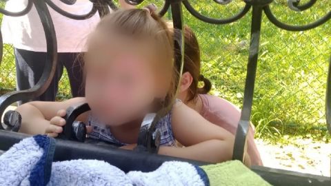 На Прикарпатті врятували маленьку дівчинку, у якої голова застрягла в паркані