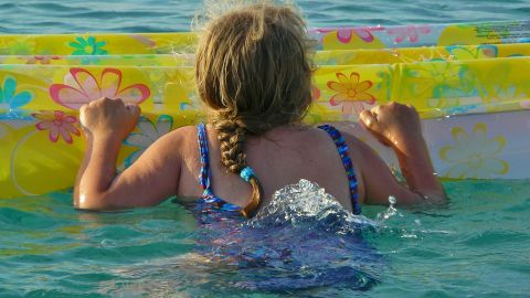 Під Херсоном дівчину на кілометр затягнуло в море: відео порятунку