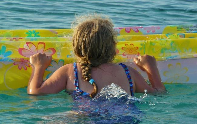 В Одесской области море унесло от берега 10-летнюю девочку на матрасе