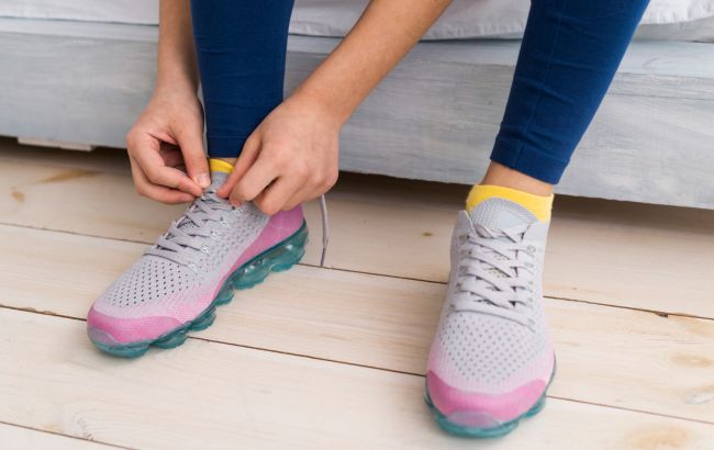 Названо помилки, які зіпсують ваші кросівки під час прання в машинці: не робіть так