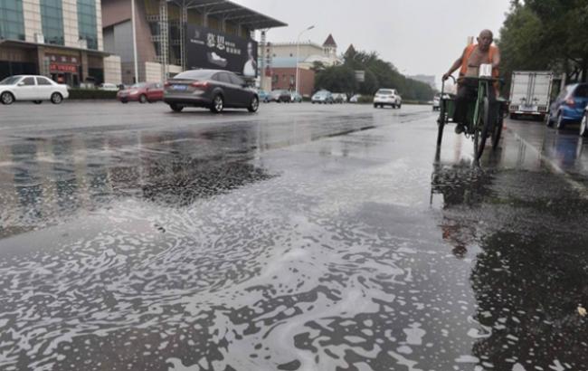 В Китае после взрывов в порту выпал дождь с ядовитой пеной