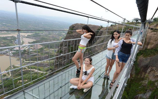 Новое чудо света: в Китае официально открыли самый длинный мост в мире из стекла