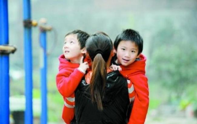 Китай разрешил всем семьям иметь двоих детей