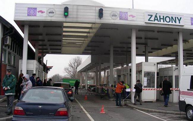 На границе с Венгрией снова образовались пробки на КПП
