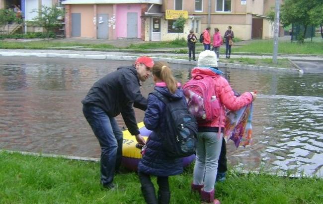 В Броварах активист на лодке возил горожан через огромную лужу