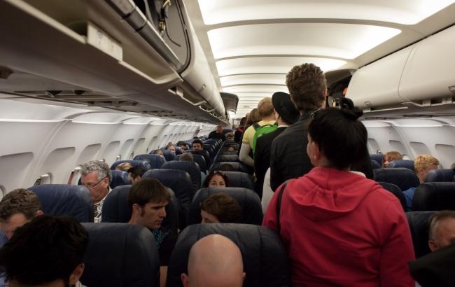 Пасажиру, якого силоміць витягли з літака заради співробітників, потрібна пластична операція