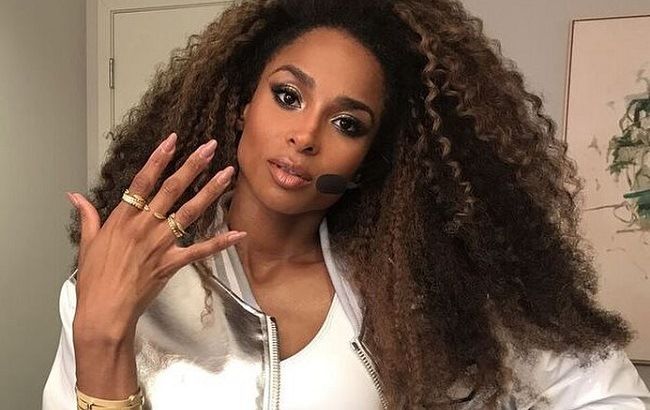 Длинноволосая Сиара поборола боязнь лошадей, чтобы появиться на обложке арабского Vogue