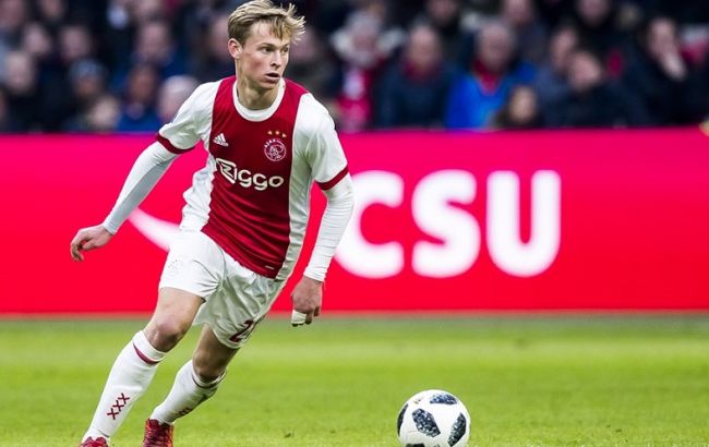 "Барселона" оголосила про покупку півзахисника "Аякса"