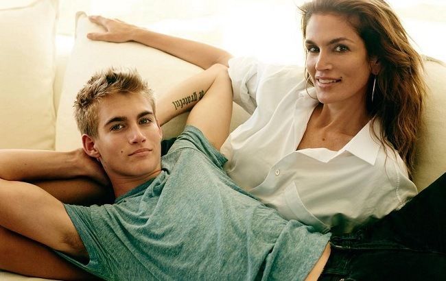 Идеальная мама: Синди Кроуфорд показала редкое фото со своих домашних родов