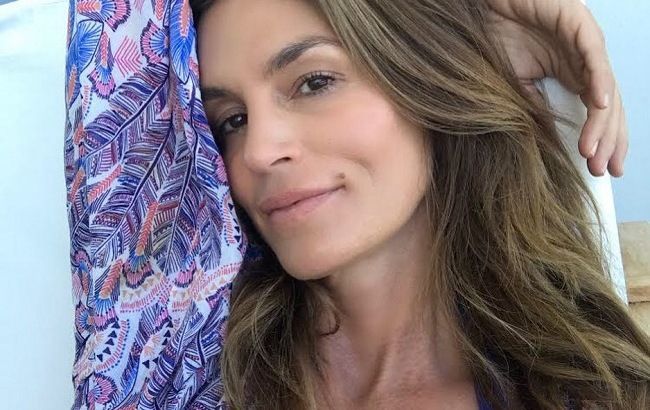 Ох вже ці ноги! 54-річна Сінді Кроуфорд захопила стрункою фігурою на відео в честь дня народження