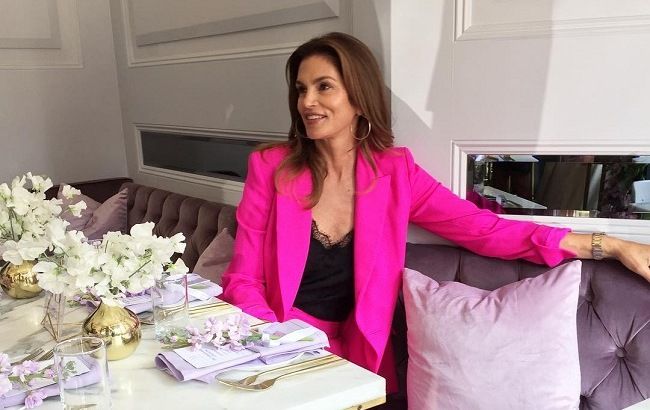 Вечно молодая: 53-летняя Синди Кроуфорд восхитила стройным телом в эффектном наряде