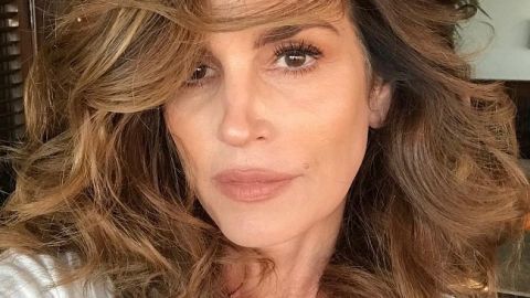 Жінка-вамп: Сінді Кроуфорд захопила стрункою фігурою в червоному костюмі