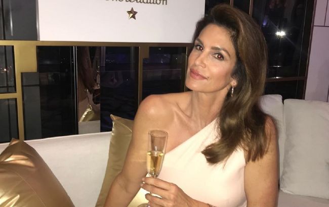 Жінка-мрія: 54-річна Сінді Кроуфорд захопила стрункою фігурою і "нескінченними" ногами