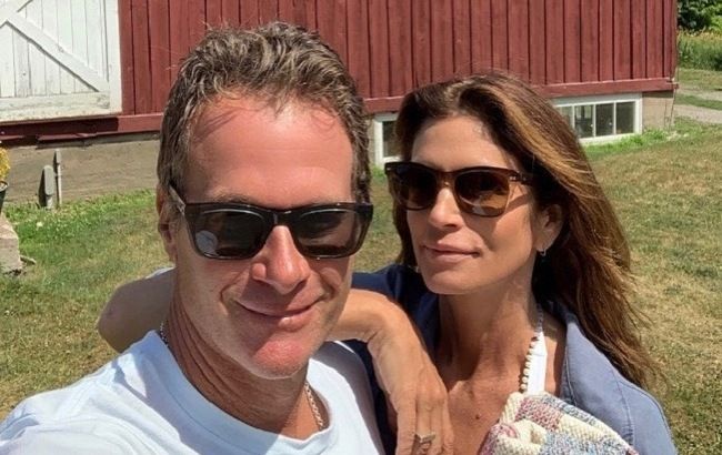 Романтика всю жизнь: Синди Кроуфорд показала редкое фото с любимым мужем