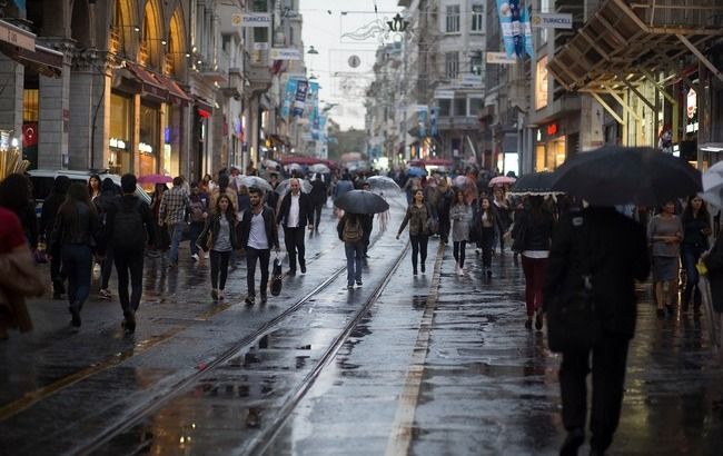 Погода знову зіпсується: які області накриє грозами і зливами