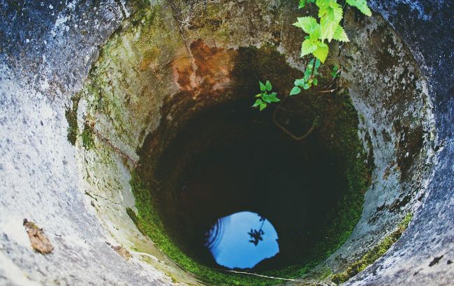 Впав і не зміг вибратися: у Львівській області втопився в колодязі малюк