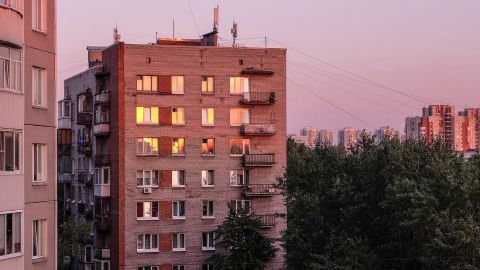 У Запоріжжі жінка повисла на балконі 9 поверху: відео інциденту