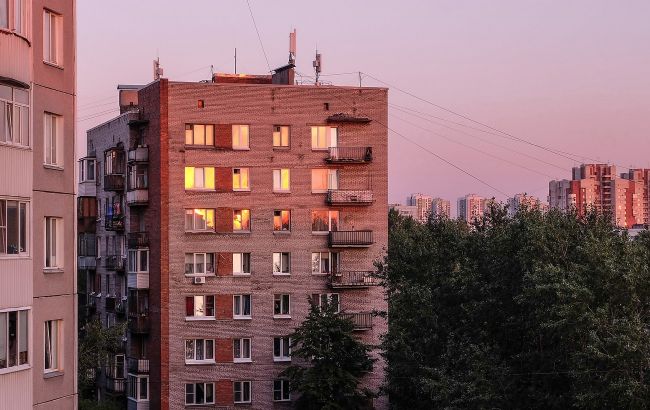 В Запорожье женщина повисла на балконе 9 этажа: видео инцидента