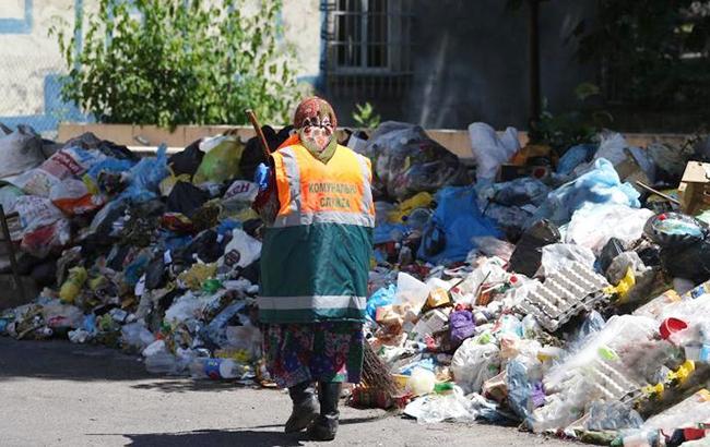 "А вы говорите Львов!": в сети возмутились кучей мусора в историческом центре Киева