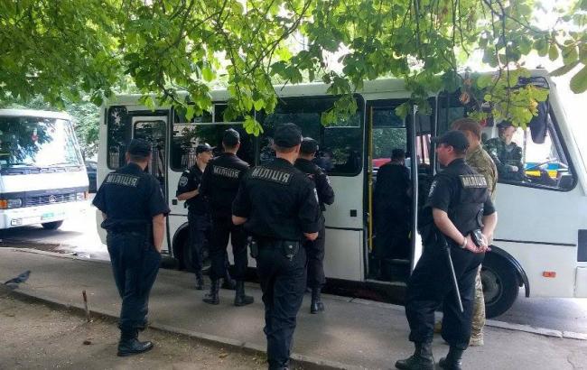 Под офис "Правого сектора" в Киеве пригнали милицию и автозаки