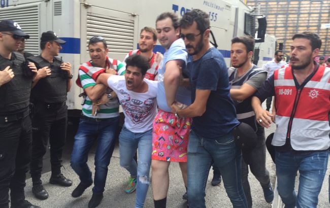 У Туреччині поліція знову розігнала ЛГБТ-марш, є затримані