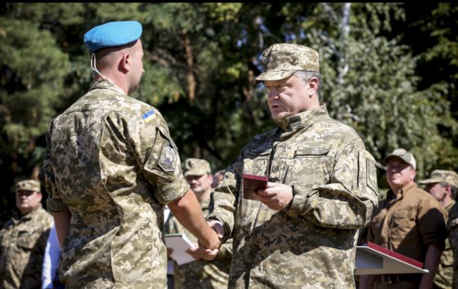 Порошенко наградил орденами 109 украинских десантников