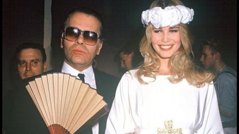 Последний поцелуй: Наоми Кэмпбелл и Клаудия Шиффер трогательно попрощались с Лагерфельдом