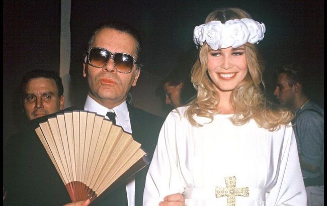 Последний поцелуй: Наоми Кэмпбелл и Клаудия Шиффер трогательно попрощались с Лагерфельдом