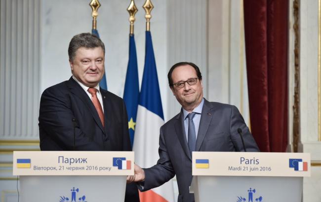 Порошенко пригласил Олланда посетить Украину