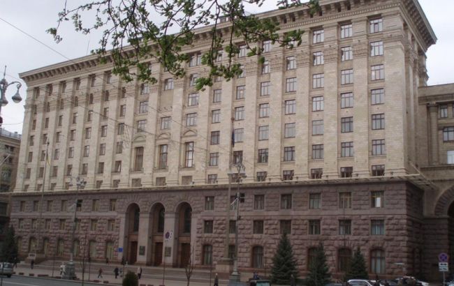 Забудова на Осокорках: до Київради увірвалися кілька десятків активістів