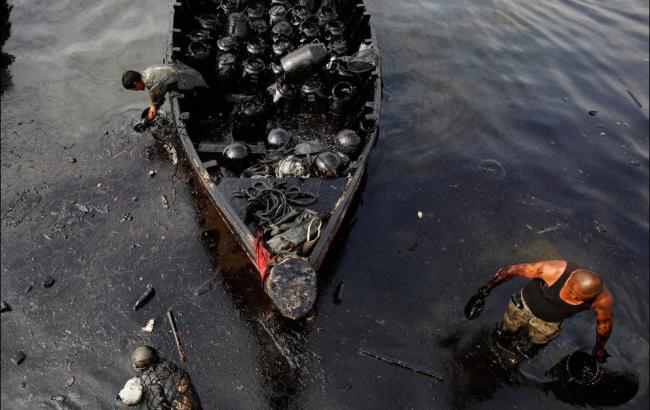 Возле Севастополя произошла авария с утечкой нефтепродуктов в море