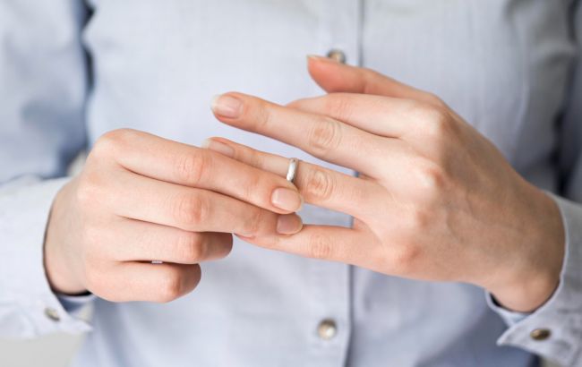 Можно ли развестись онлайн, находясь за границей: объяснение юриста